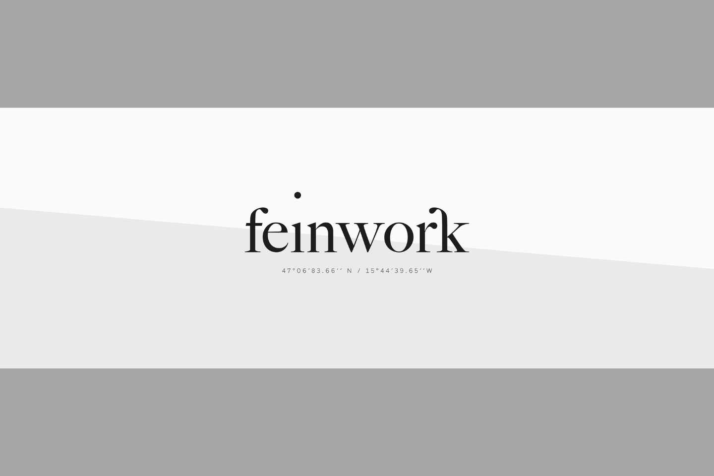 Schlichtes Logo-Design auf hellem Hintergrund mit dem Schriftzug „feinwork“ in eleganter Serifenschrift. Über dem „i“ ist ein einzelner Punkt hervorgehoben. Unter dem Schriftzug sind Koordinaten angegeben: „47°06'83.66'' N / 15°44'39.65'' W“. Der Hintergrund ist diagonal zweigeteilt in hellgrau und weiß.
